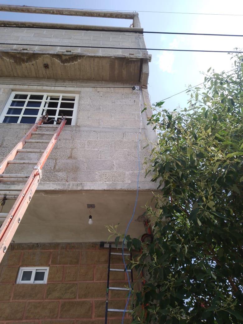 Cámara residencial protegiendo la entrada del hogar