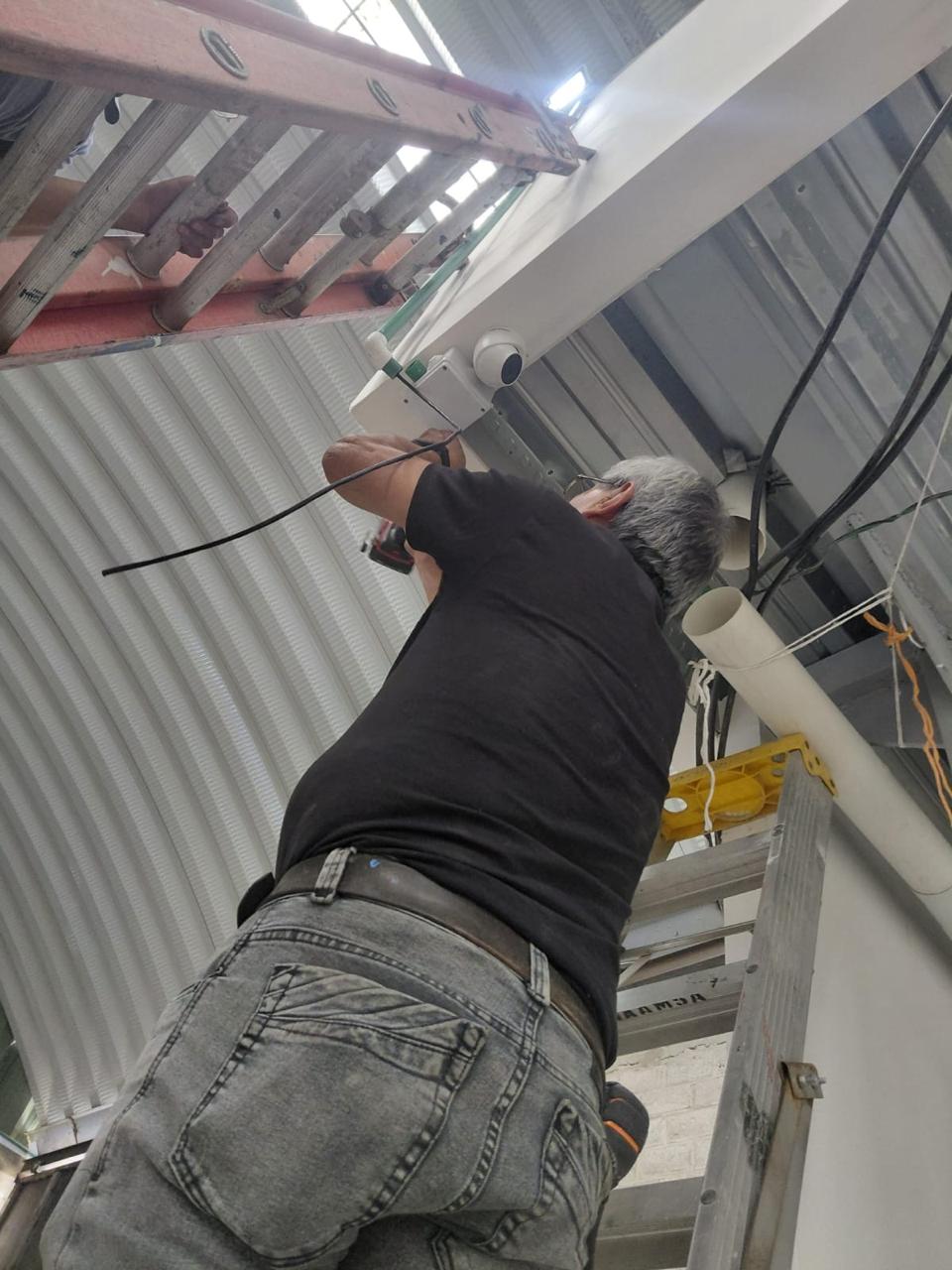 Cámara de seguridad industrial instalada