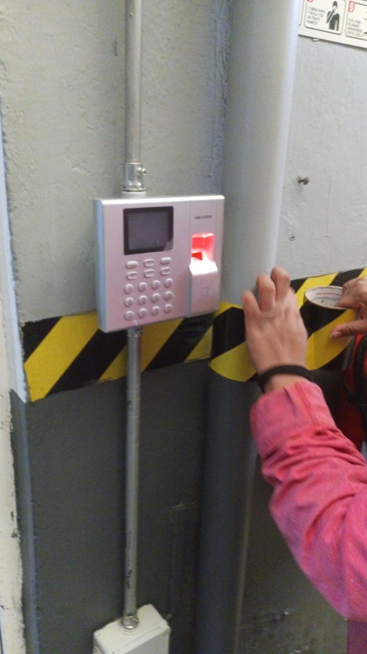 Control de acceso instalado en oficina