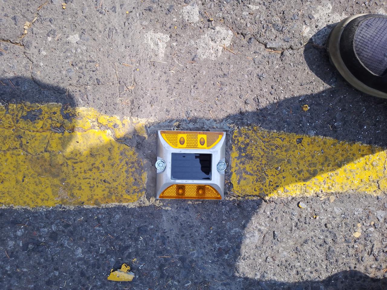 Tachas reflejantes viales para estacionamientos