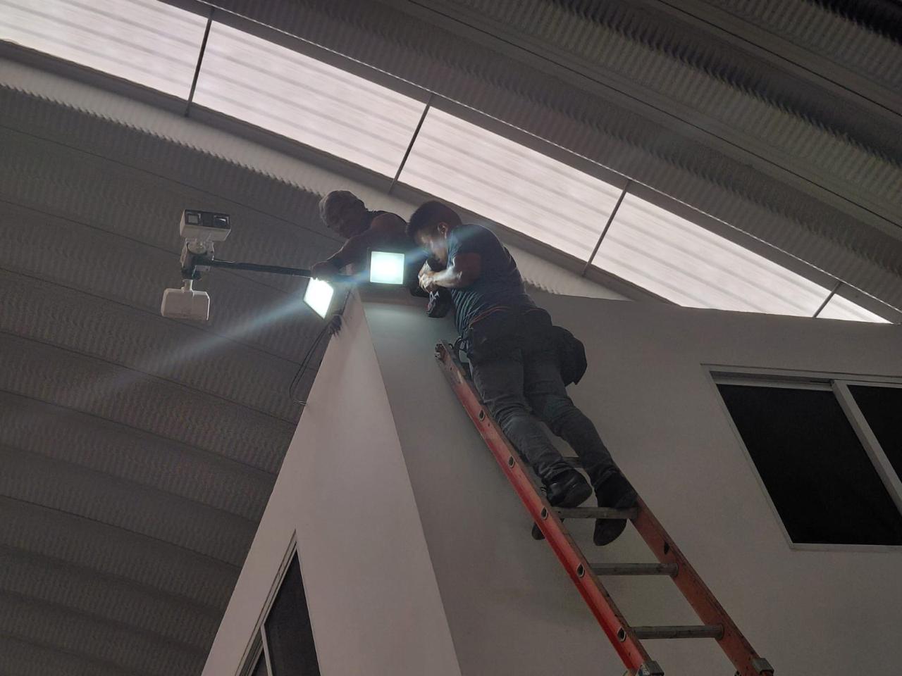 Instalación profesional de cámaras en bodega industrial