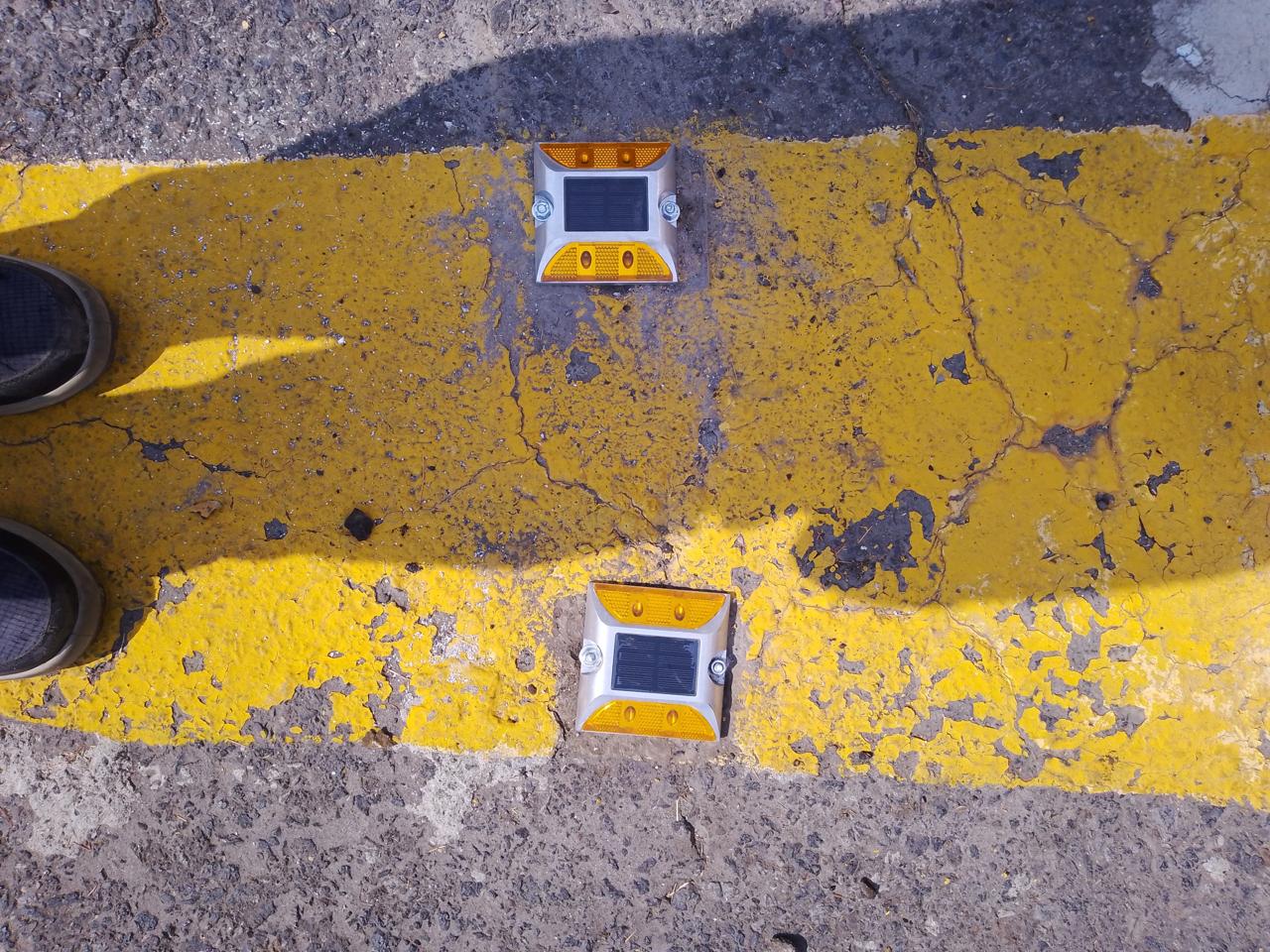 Marcadores viales reflejantes para seguridad nocturna