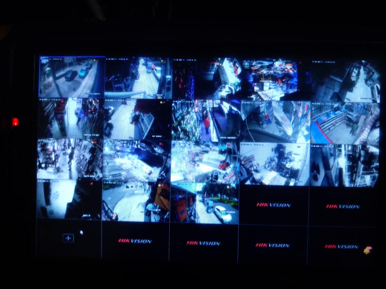 Pantalla de monitoreo con todas las cámaras del negocio