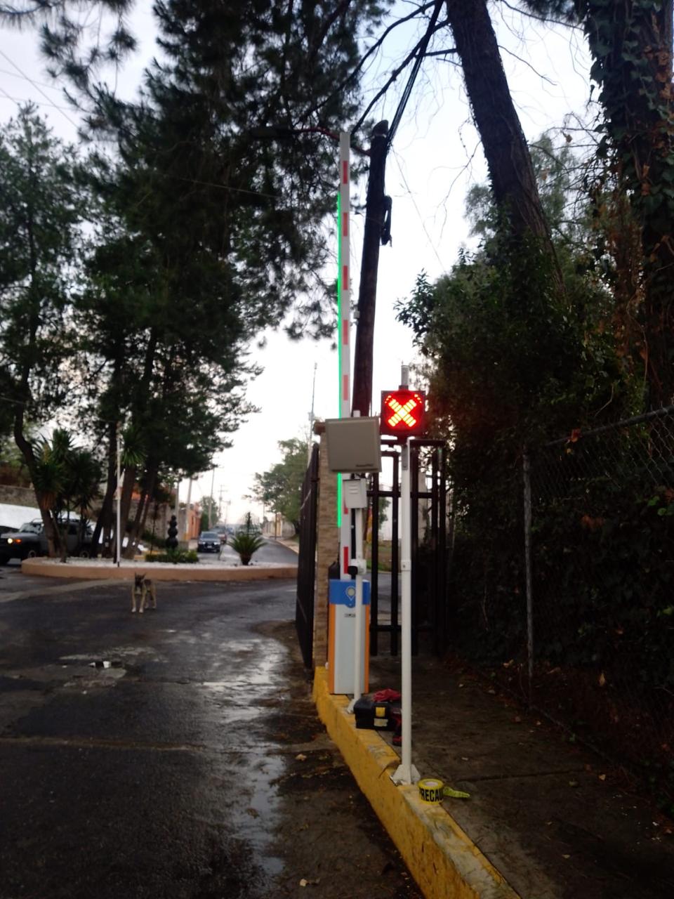 Semáforo instalado para control de acceso vehicular