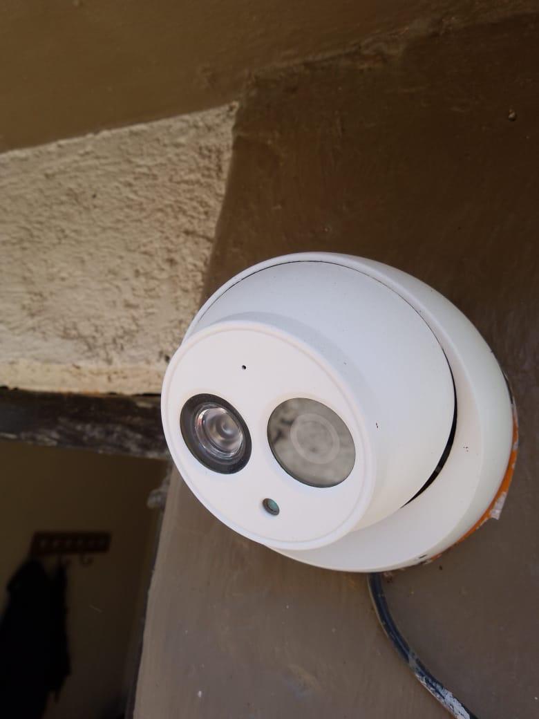 Cámara de seguridad exterior en casa habitación
