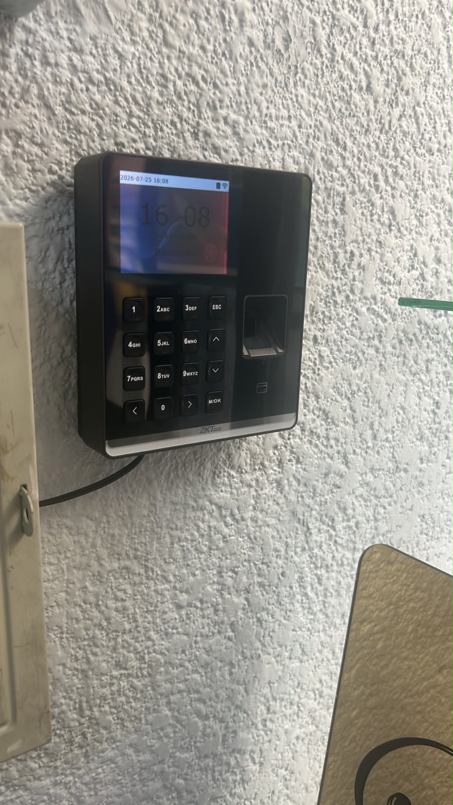 Checador con huella digital para control de acceso en oficina