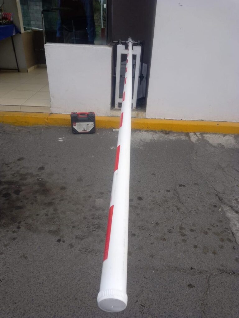 Pluma de acceso en un fraccionamiento