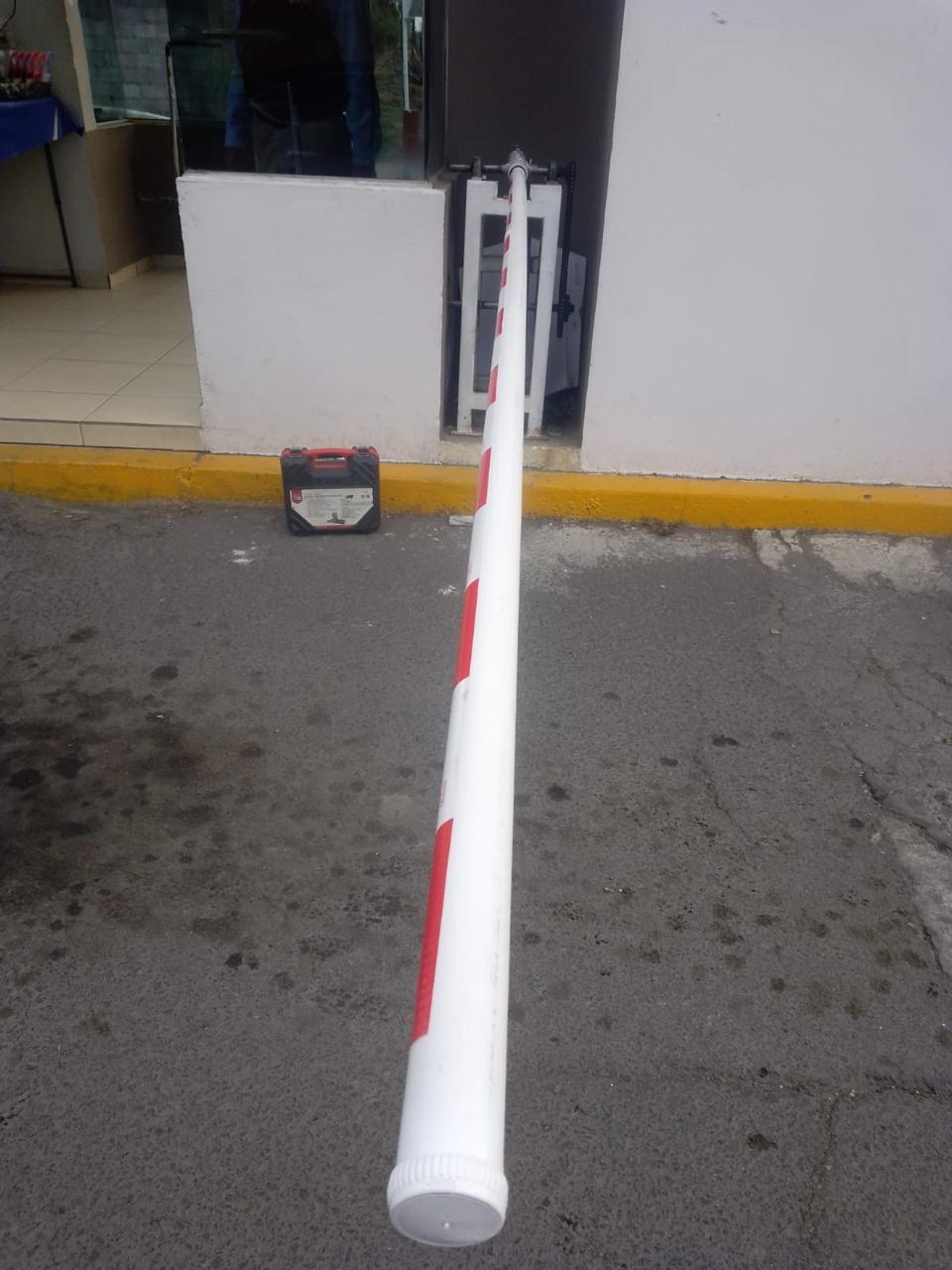 Instalación de pluma mecánica para acceso residencial