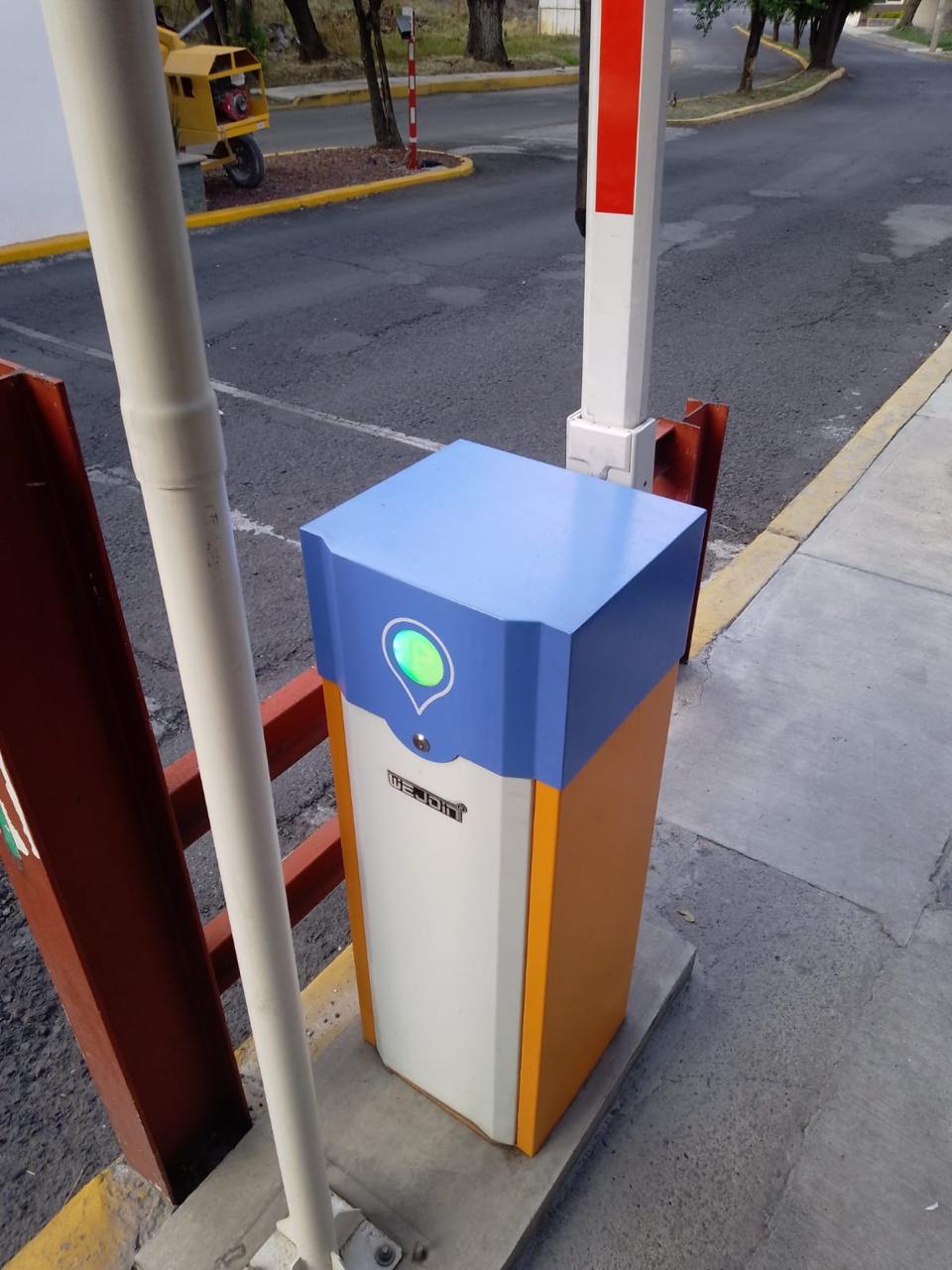 Pluma de control vehicular en funcionamiento