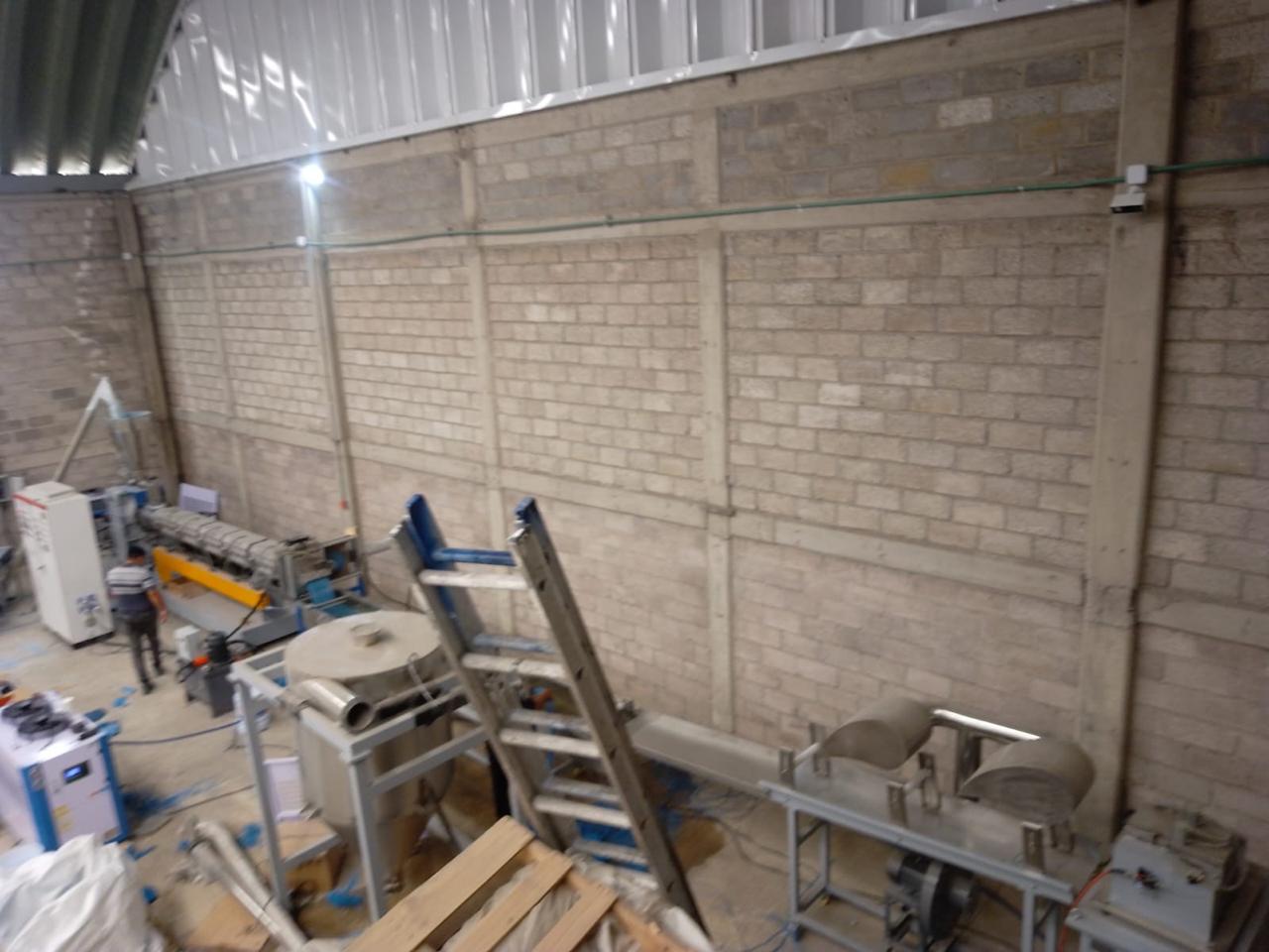 Área de trabajo en bodega industrial con videovigilancia