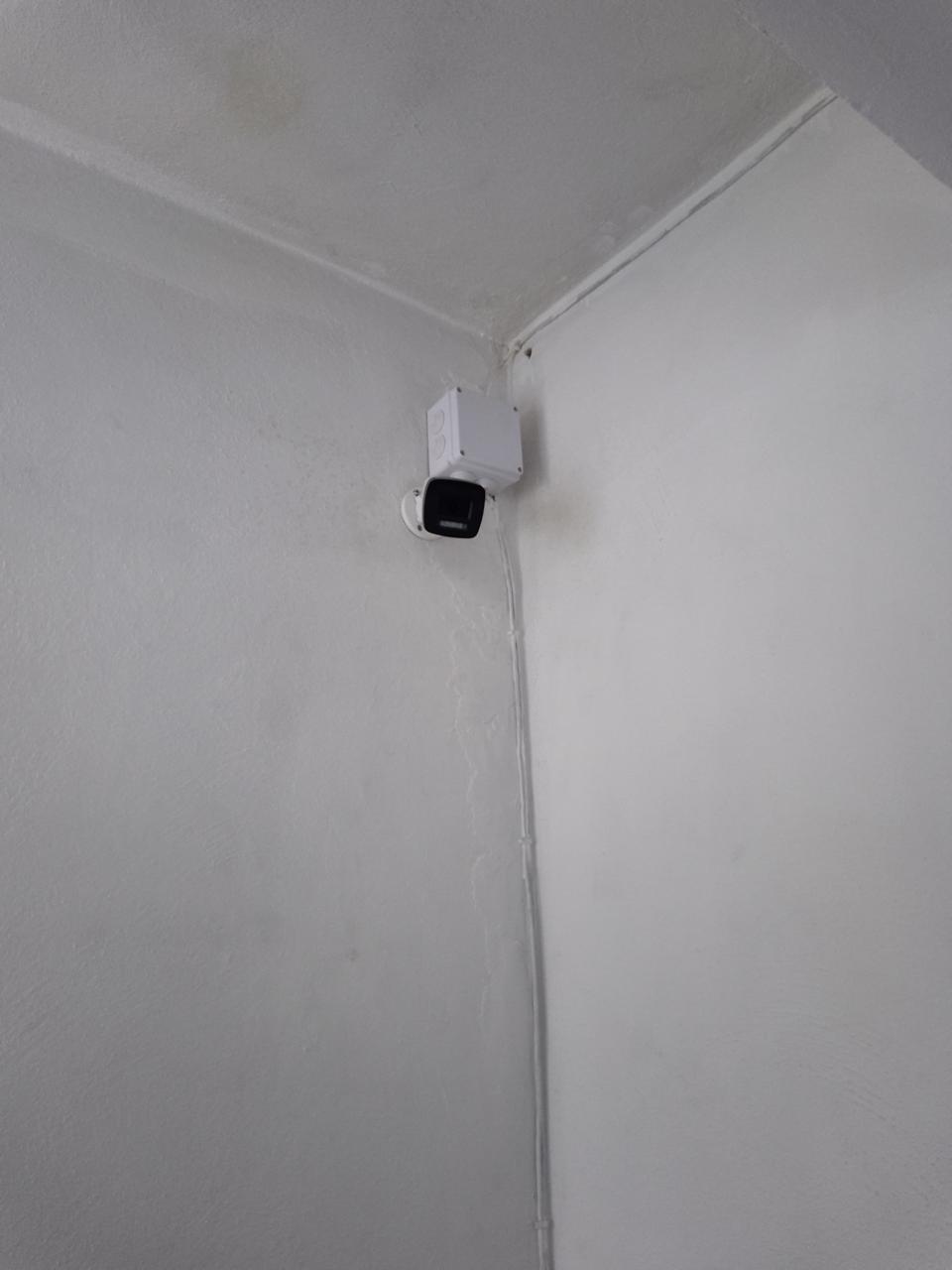 Cámara de seguridad interior en el hogar