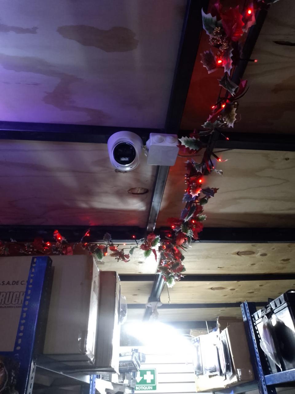 Cámara ya instalada en la bodega, primer ángulo