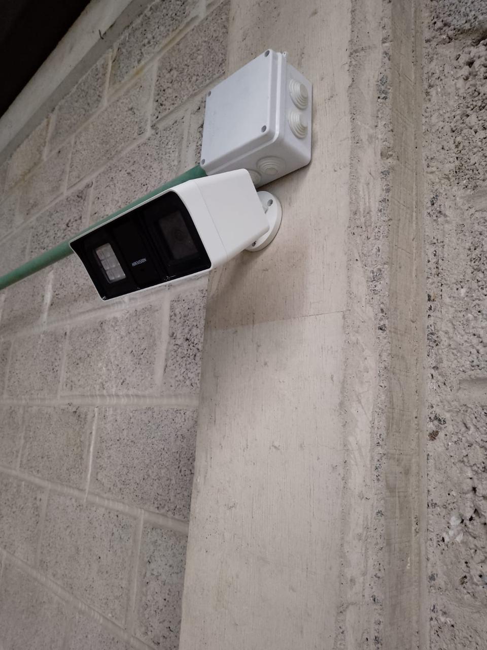 Personal trabajando en bodega industrial protegida con CCTV
