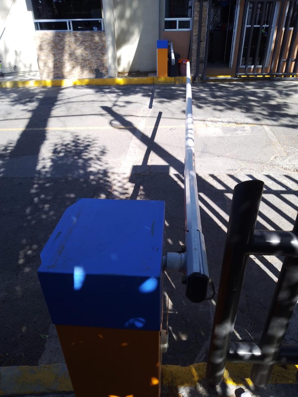 Pluma vehicular instalada