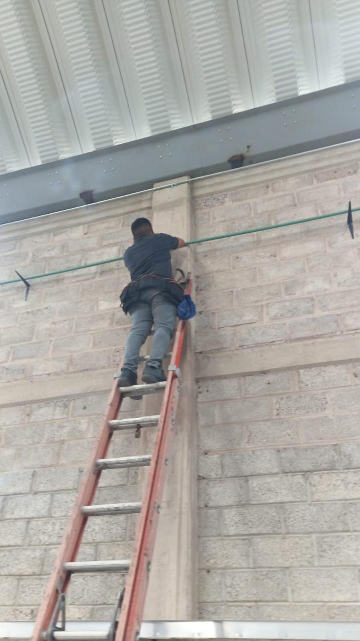 Técnico instalando cámara de seguridad industrial