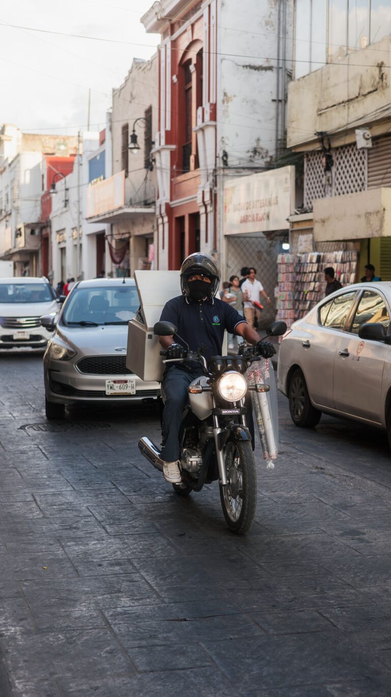 Repartidor en moto trabajando en la calle