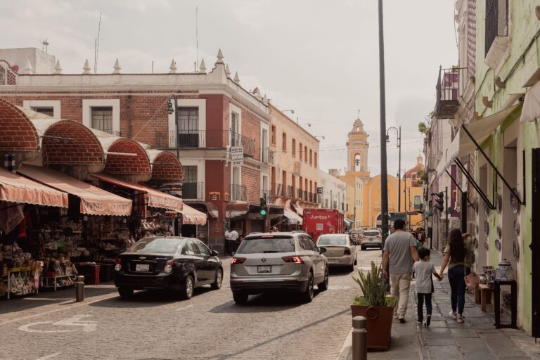 Calle con autos estacionados