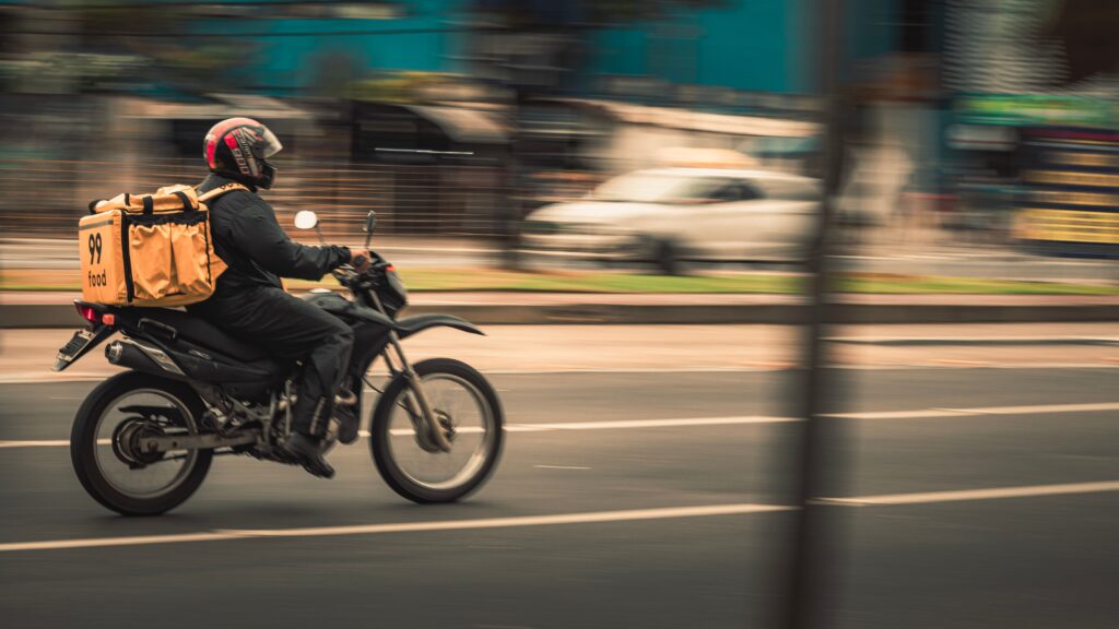 Motociclista circulando por la ciudad