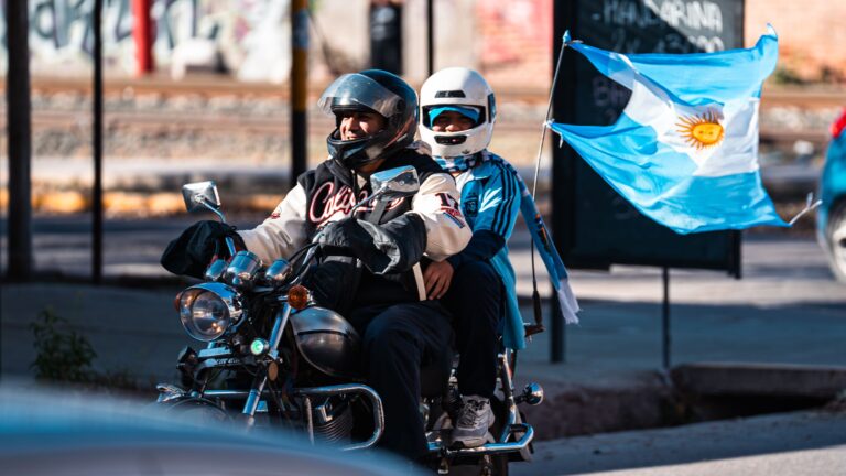 Pareja paseando en moto