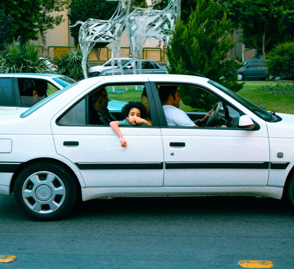 Familia viajando en su auto