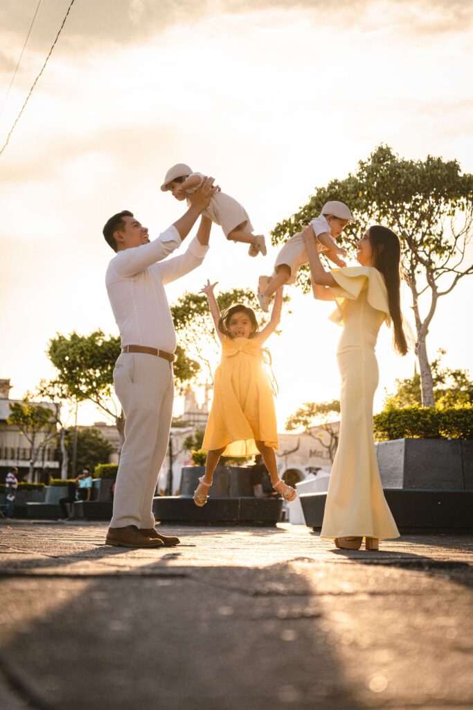 Familia jugando al aire libre